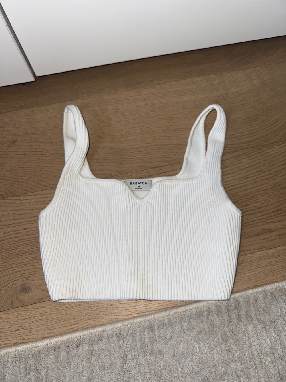 Babaton Cream Ribbed V-Notch Crop Tank